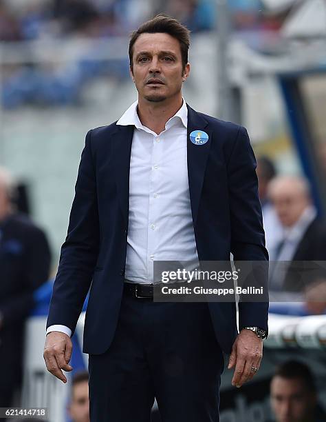 Massimo Oddo head coach of Pescara Calcio during the Serie A match between Pescara Calcio and Empoli FC at Adriatico Stadium on November 6, 2016 in...