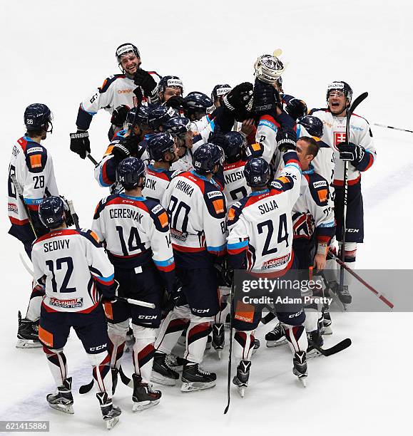 Vladimir Dravecky of Slovakia and his team celebrate winning the Deutschland Cup after victory over Switzerland in the Switzerland v Slovakia Ice...