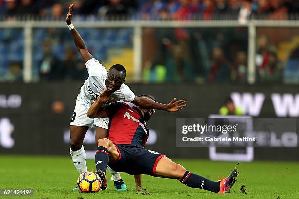 Thomas Rincon of Genoa CFC battles for the ball with Emmanuel Badu of Udinese Calcio during the Serie A match between Genoa CFC and Udinese Calcio at...