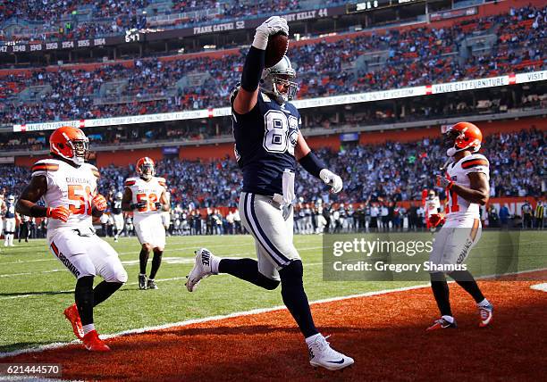 Jason Witten of the Dallas Cowboys catches a 26 yard touchdown pass in the first half against the Dallas Cowboys at FirstEnergy Stadium on November...