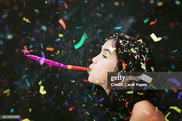 party confetti girl - matasuegras fotografías e imágenes de stock