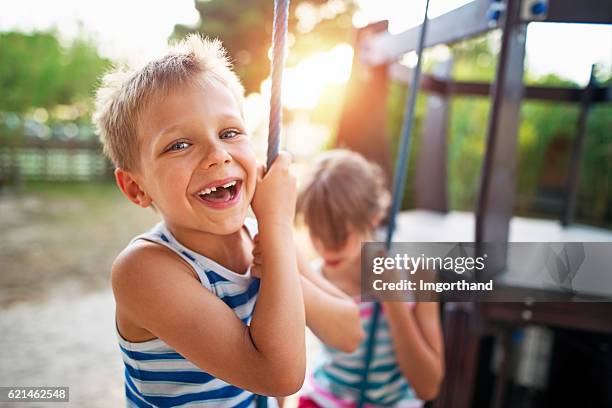 enfants rire sur le terrain de jeu - playground photos et images de collection