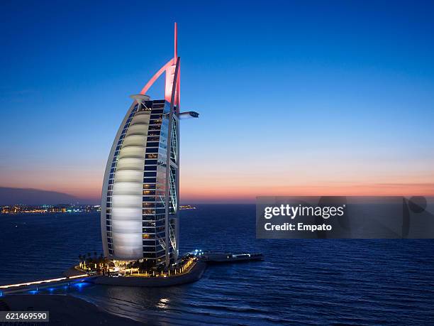 burj al arab jumeirah at night. - dubai jumeirah beach stockfoto's en -beelden