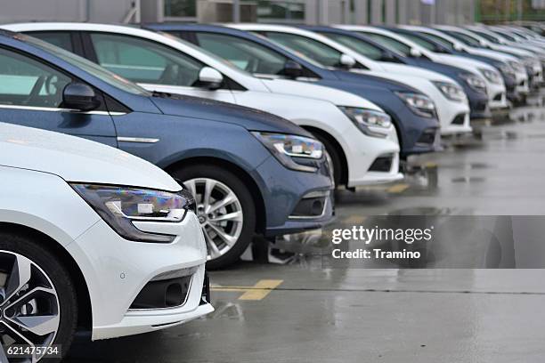 moderne auto compatte sul parcheggio - marca di veicoli foto e immagini stock