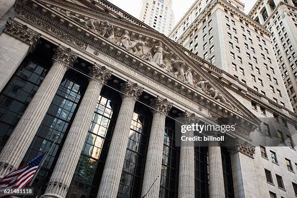new york stock exchange building in new york city - new york stock exchange stockfoto's en -beelden