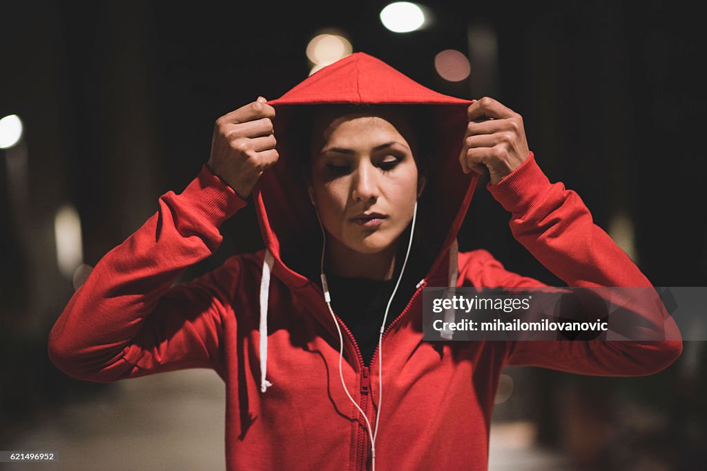 Jovem atleta iniciando seu treino à noite