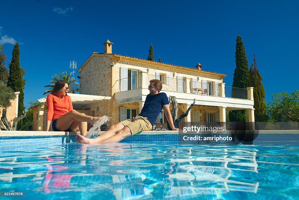 Glückliches Paar enjyoing ihren Urlaub auf spanischer Finca