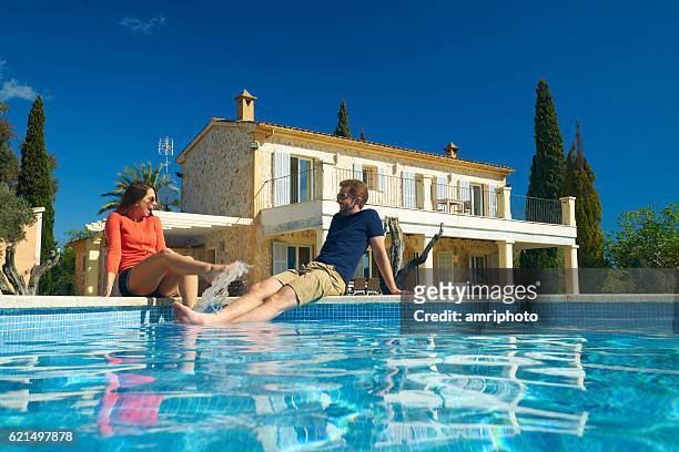 glückliches paar enjyoing ihren urlaub auf spanischer finca - villa stock-fotos und bilder