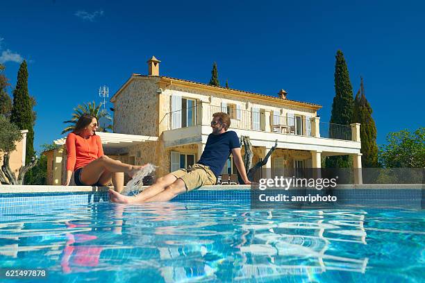 feliz pareja enjyoing sus vacaciones en finca española - chalé fotografías e imágenes de stock