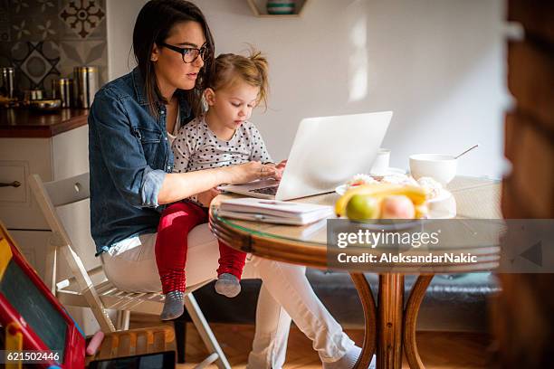 mamá trabajando desde casa - madre soltera fotografías e imágenes de stock