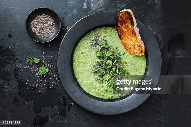 green soup with chia and almonds - brocolli stock-fotos und bilder