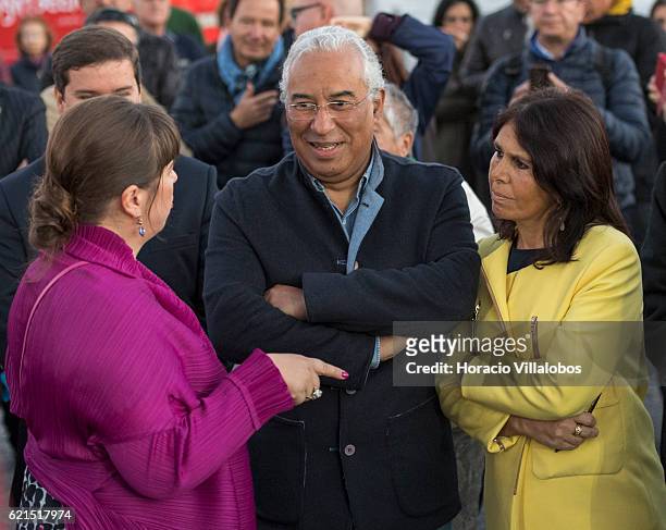 Portuguese artist Joana Vasconcelos talks to Portugal's Prime Minister Antonio Costa , and his wife Fernanda Maria Goncalves Tadeu during the...