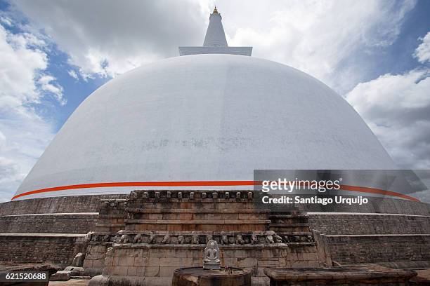 ruwanwelisaya stupa - ruvanvelisaya dagoba stock pictures, royalty-free photos & images