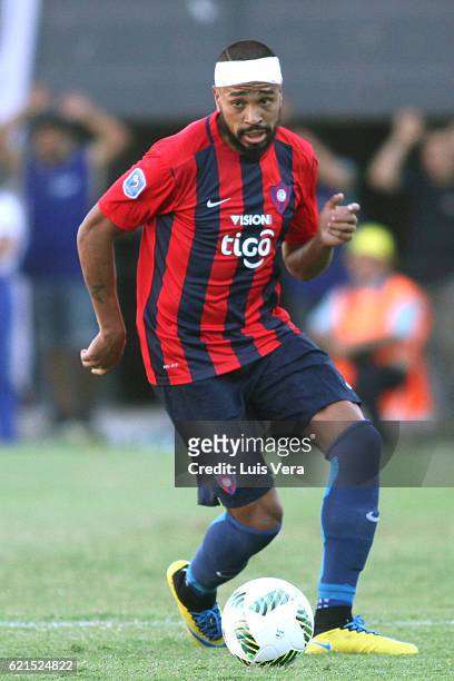 Alvaro Pereira of Cerro Porteño drives the bal during a match between Olimpia and Cerro Porteño as part of the 17th round of Torneo Clausura 2016 at...