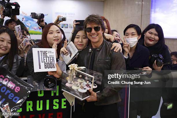 Tom Cruise poses with fans as he arrives in South Korea to attend Paramount Pictures' 'Jack Reacher: Never Go Back' Seoul Premiere on November 7,...