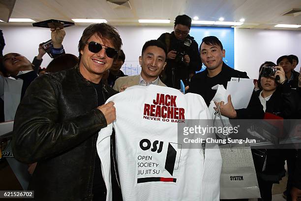 Tom Cruise poses with fans as he arrives in South Korea to attend Paramount Pictures' 'Jack Reacher: Never Go Back' Seoul Premiere on November 7,...