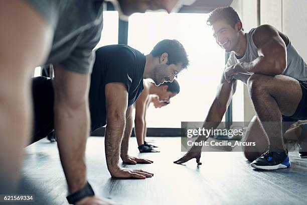 se siente un poco como una terapia de grupo... - fitness instructor fotografías e imágenes de stock