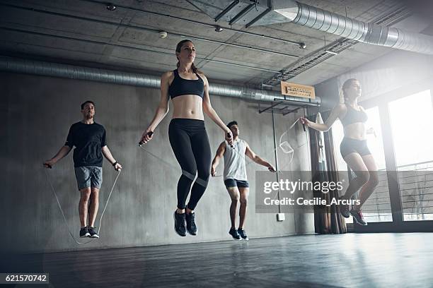 schütteln sie die faulheit - seilspringen stock-fotos und bilder