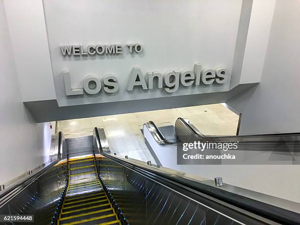 willkommen bei los angeles zeichen am la airport, usa - flughafen los angeles stock-fotos und bilder