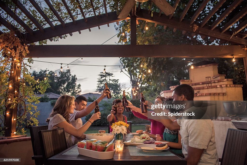 Hipster Toasting bei einem Sommer Hinterhof BBQ