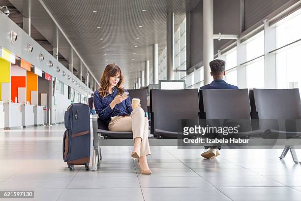 donna in attesa di volo nella lounge dell'aeroporto - aspettare foto e immagini stock