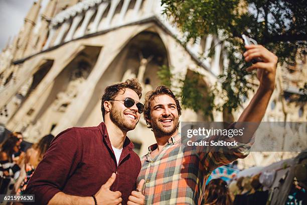 tourists taking a selfie in barcelona - barcelona free stockfoto's en -beelden