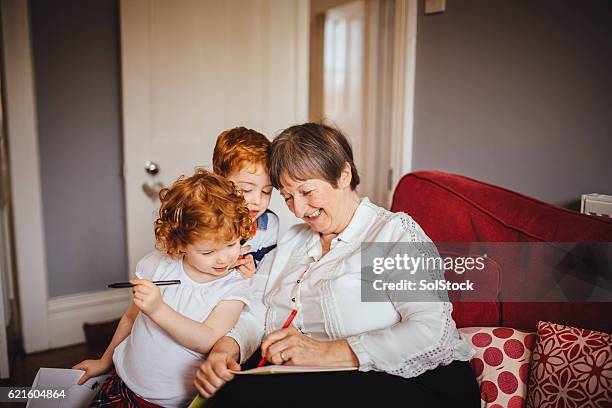 grandma is a good drawer - babysit stockfoto's en -beelden