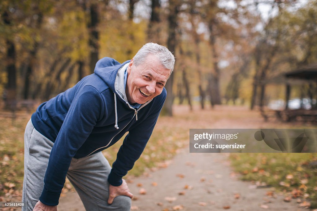 Homem sênior exercizando ao ar livre