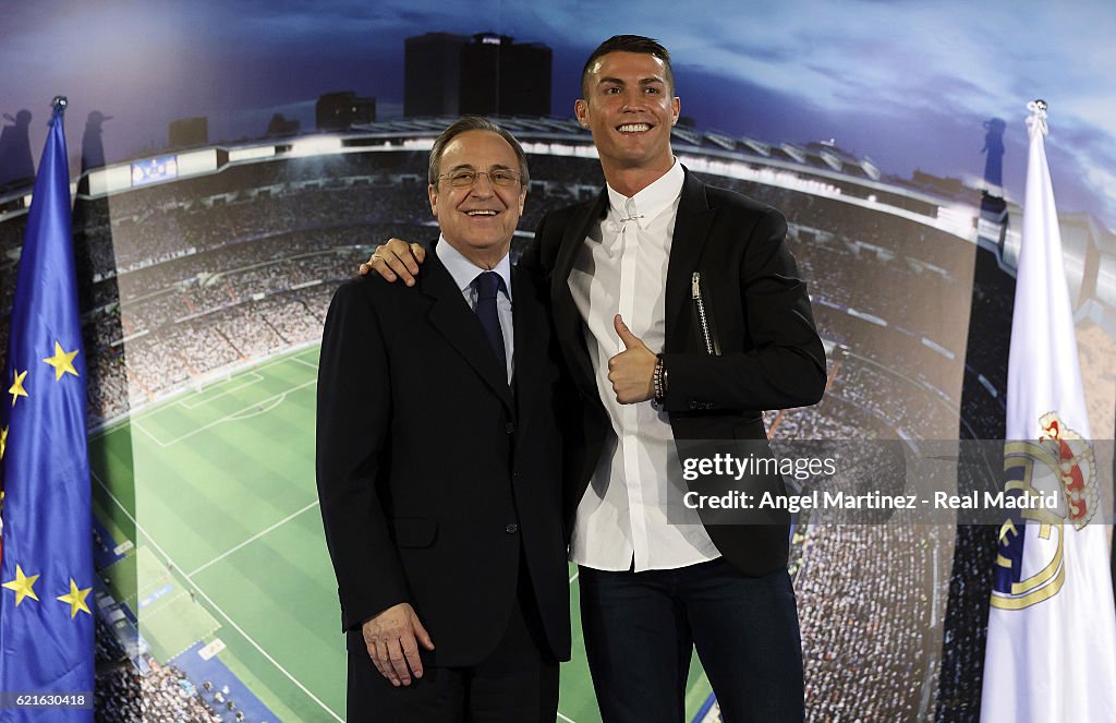 Cristiano Ronaldo Signs New Contract at Real Madrid