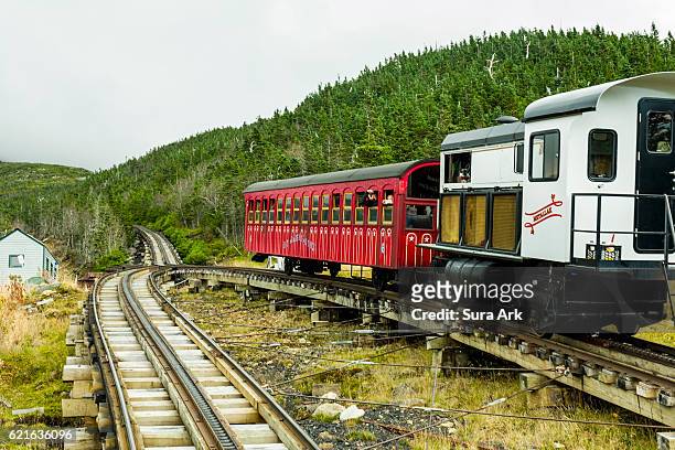 train and track at the mount washington cog railway, mount washington, new hampshire. - ニューハンプシャー州 ワシントン山 ストックフォトと画像