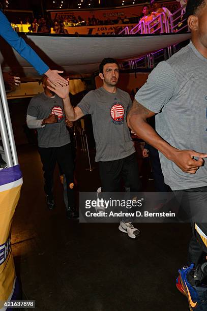 Zaza Pachulia of the Golden State Warriors shakes fans hands as he runs on the court before the game against the Los Angeles Lakers on November 4,...