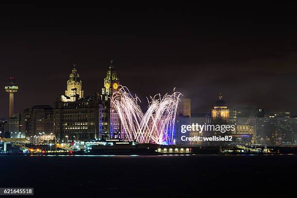 fireworks on the liverpool waterfront - guy fawkes day stockfoto's en -beelden