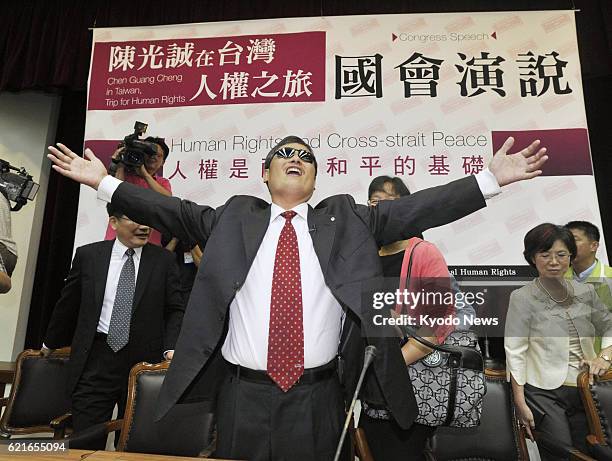 Taiwan - Chinese human rights advocate Chen Guangcheng greets the audience prior to giving a speech at Taiwan's legislature in Taipei on June 25,...