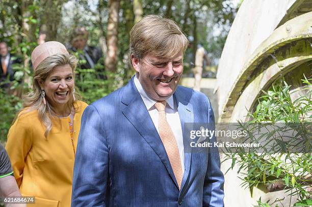 King Willem-Alexander and Queen Maxima of the Netherlands reacting during a visit to Willowbank Wildlife Reserve on November 8, 2016 in Christchurch,...