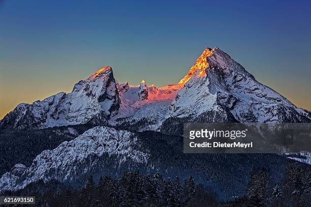 watzmann bei sunrise in winter - bayern winter stock-fotos und bilder