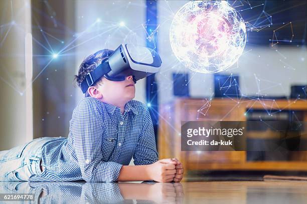 navegando em um mundo virtual em óculos de realidade virtual - virtual reality simulator - fotografias e filmes do acervo