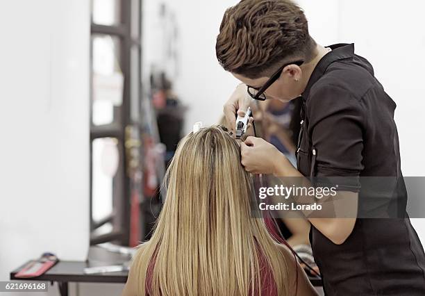 mulher cabeleireiro trabalhando em mulher loira cliente - alongamento de cabelo - fotografias e filmes do acervo