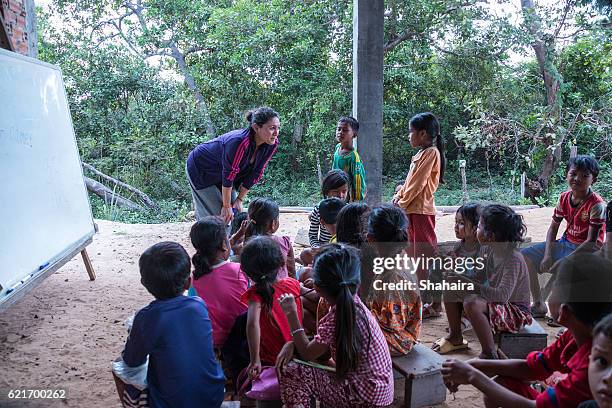 enseñar inglés en camboya - cambodia fotografías e imágenes de stock