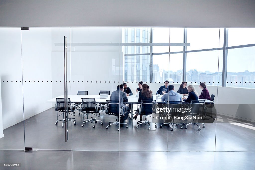 Kollegen bei Business Meeting im Konferenzraum