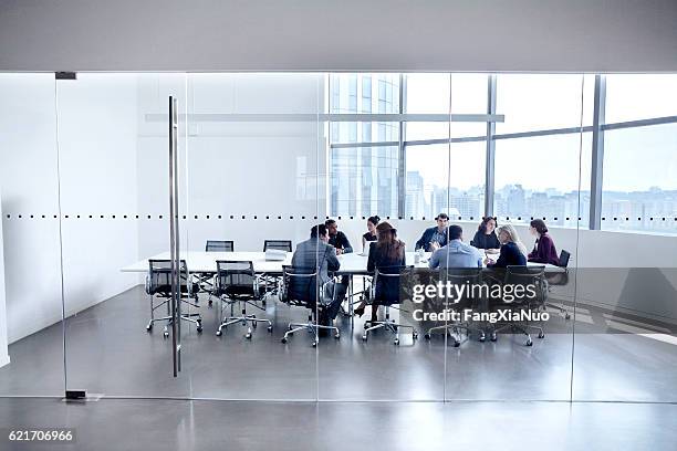 colegas en reuniones de negocios en la sala de conferencias - the bigger picture fotografías e imágenes de stock