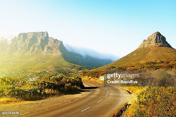 die malerische straße zum tafelberg - table mountain stock-fotos und bilder