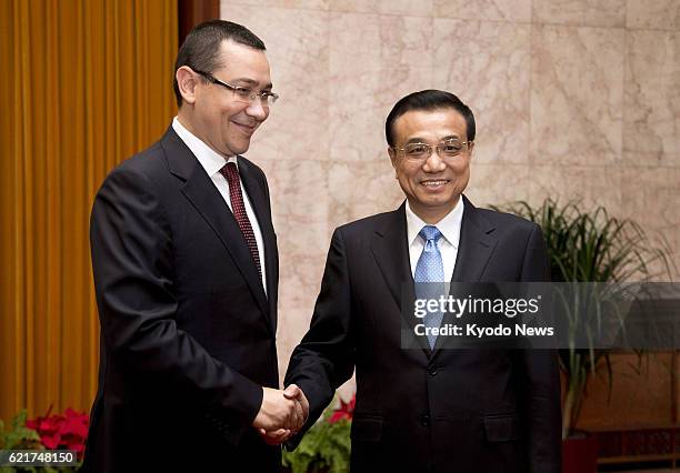 China - Romanian Prime Minister Victor Ponta and Chinese Premier Li Keqiang shake hands at the Great Hall of the People in Beijing on July 2, 2013.