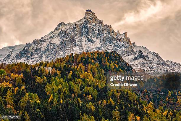 low angle view of aiguille du midi 3842m in autumn, mont blanc massif, france - valle blanche 個照片及圖片檔