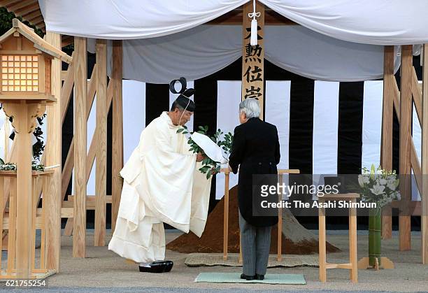 Emperor Akihito offers the 'Tamagushi' sacred tree at an alter of the grave of late Prince Mikasa at Toshimagaoka Cemetery on November 5, 2016 in...