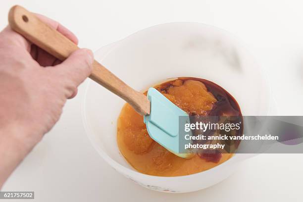 marination. preparation step. - spatel stockfoto's en -beelden