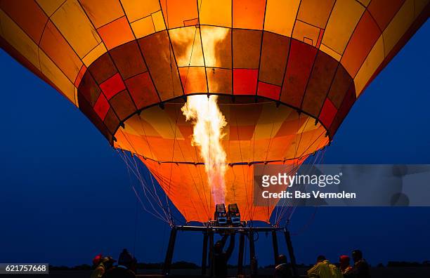 hot air balloon - heißluftballon stock-fotos und bilder