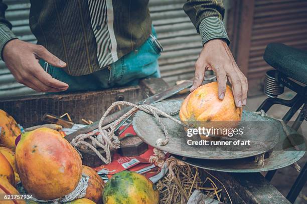 let me check the weight - chandni chowk stockfoto's en -beelden