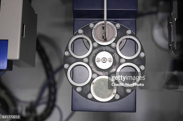 High Resolution Powder Diffraction X Ray Powder Diffraction Photos and Premium High Res Pictures - Getty ...