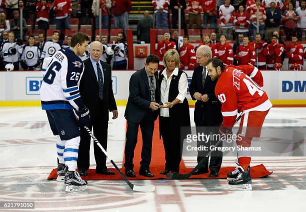 All four of former Detroit Red Wing Gordie Howe's children Marty, Murray, Cathy and Mark Howe participate in a ceremonial puck drop in honor of their...