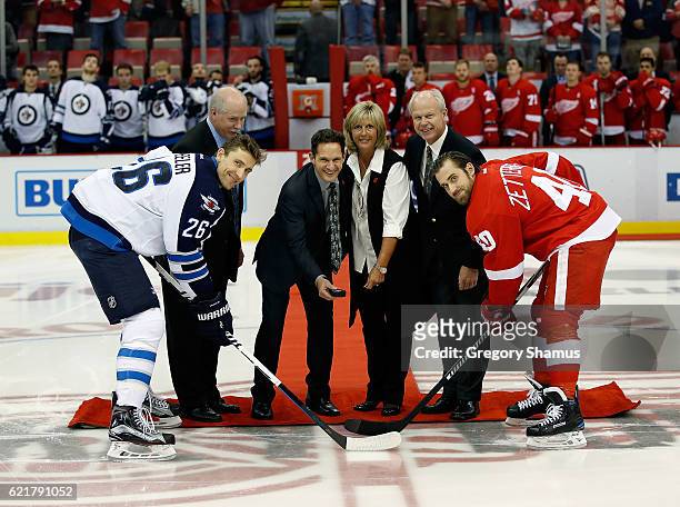 All four of former Detroit Red Wing Gordie Howe's children Marty, Murray, Cathy and Mark Howe participate in a ceremonial puck drop in honor of their...